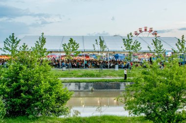 Şehir parkındaki panayırdakiler