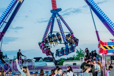 Dönme dolap eğlence parkı içinde