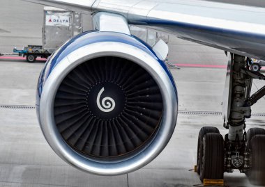 Bir sürü farklı motoru olan uçak motoru.