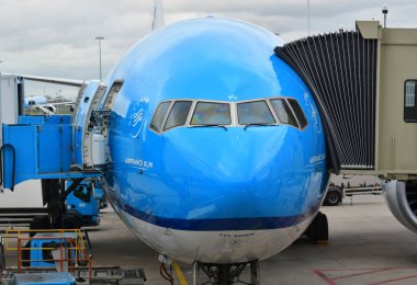 Yolcu uçağı havaalanında.