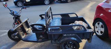 Şehirdeki eski araba.