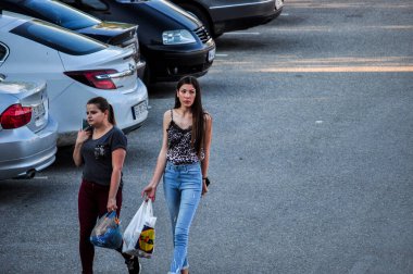 tel aviv avrael 27 Şubat 219 öğleden sonra tel aviv caddelerinde yürüyen kimliği belirsiz insanların görüntüsü