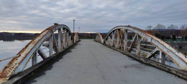 Nehrin eski kasabasının manzarası