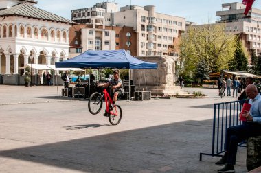 Şehirde yürüyen insanlar.