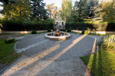 Bahçedeki parkın çeşmesi.