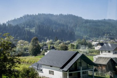 Roma 'nın Bibiu eyaletindeki Sibiu Dağları' nın küçük bir köyü. Karamya dağlarında.