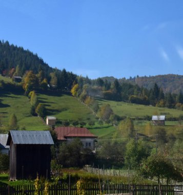 Köyde renkli evleri olan güzel bir sonbahar manzarası..