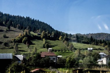 Bir dağ köyü olan güzel bir manzara.