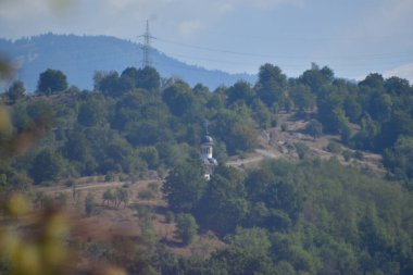 Dağlık alanda küçük bir kasaba var.