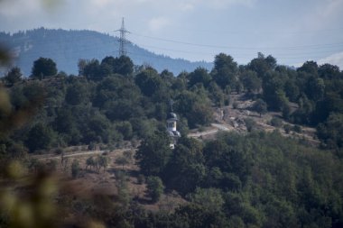 Dağlarda yüksek voltajlı teleferik.