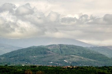 Bulutlar ve gökyüzü ile dağların güzel manzarası
