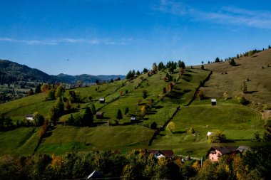 Bir tepenin tepesinden Karpat Dağları manzarası