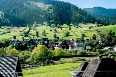 Köyde ahşap bir evi olan güzel bir manzara.