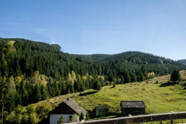 Dağlarda dağları olan güzel bir manzara.