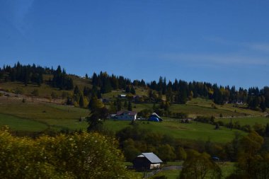 Dağlarda bir köyle sonbahar manzarası