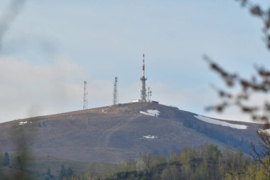 Televizyon kulesi ve dağ tepesi. Ukrayna 'nın en yüksek aralığı.