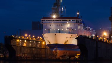 SZCZECIN, BATI POMERANYA / POLAND - 2020: Tersanedeki yolcu feribotu kuru bir tamir iskelesinde