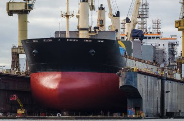 SHIPYARD - Kuru tamir iskelesi altında ticaret gemisi