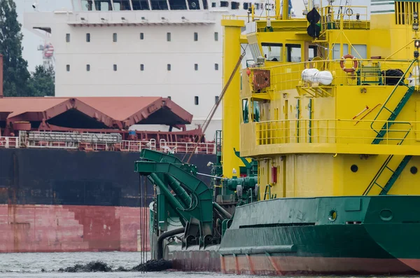 Hopper Dredger Ein Spezialschiff Arbeitet Auf Der Fahrrinne Hafen — Stockfoto