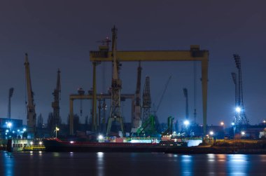 GÖZLÜK GECESİ - Rıhtımda bir gemi ve vinçli bir kaydırak 