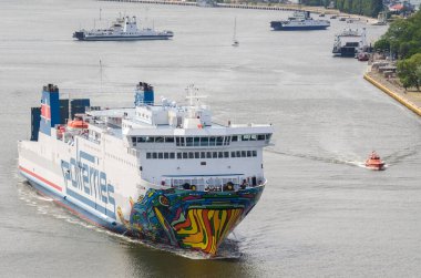 SUÇLU, BATI POLAND - 2020: yolcu feribotu limandaki terminale yelken açar. 