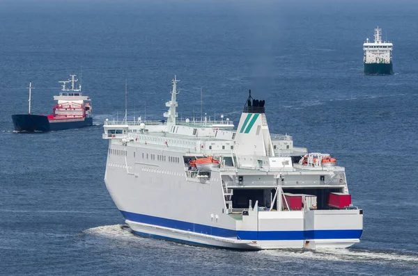 Transporte Marítimo Transbordador Pasajeros Cargueros Navegan Mar — Foto de Stock