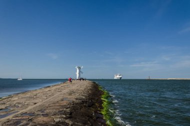 SEA Holiday RESORT - Tatilciler dalgakıran boyunca geziniyor 