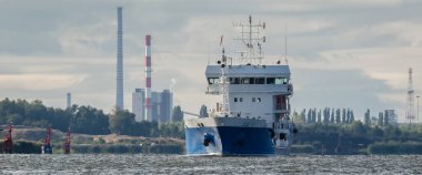 MERCHANT VESSEL - Yüklü bir gemi su yolunda seyahat ediyor