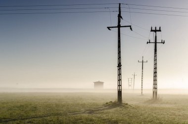 POWER ÇALIŞMA - Yüksek gerilim hattı büyük bir kule kirişine bağlandı