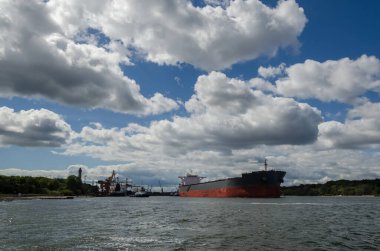 MERCHANT VESSEL - Gemi limandan denize yelken açıyor 