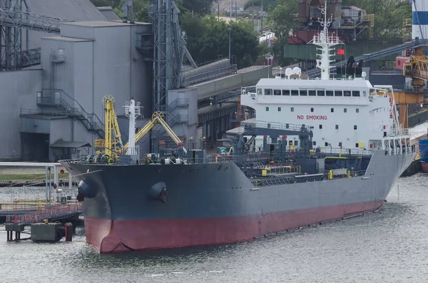 Chemical Yağ Ürünleri Tanker Limandaki Bir Terminalde Gemi — Stok fotoğraf