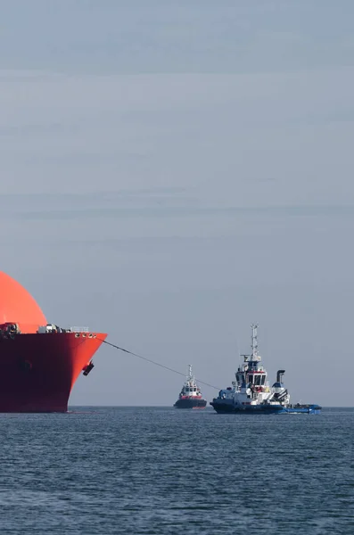LNG TANKER - Bir römorkör ve itfaiye teknesiyle desteklenen bir gemi