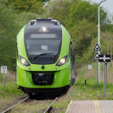 TREIN - Modern bir hibrit çekiş birimi küçük bir köy istasyonuna giriyor 