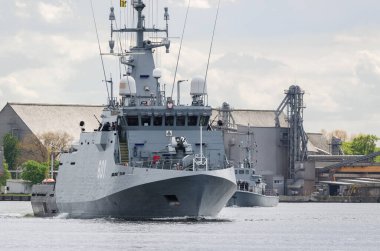 POLAND - 2021: Polonya Donanmasının maden işçileri liman kanalı boyunca yüzüyorlar.