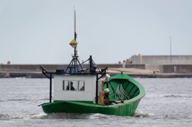 Balıkçı teknesi - Denize açılan yeşil tekne 