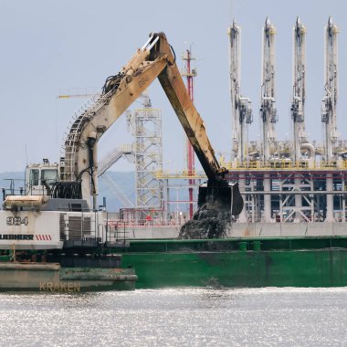 SUÇLU, BATI POLAND - 2021: Deniz LNG terminalinin genişlemesi sırasında yüzen bir çalışma platformunda kazı yapan 