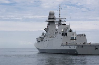 Savaş Gemisi - Denizde güdümlü füze fırkateyni