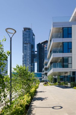 GDYNIA / POLAND - 2021: SEA TowER kompleksinin modern mimarisi ve YACHT Park mülkünün prestijli bir ilçesi