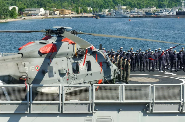 Gdynia ポーランド 2021 イタリアの軍艦デッキ上の海のヘリコプターや船員 — ストック写真