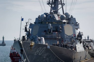 GDYNIA - POLAND - 2021 ABD Donanması güdümlü füze destroyeri liman iskelesine demir attı