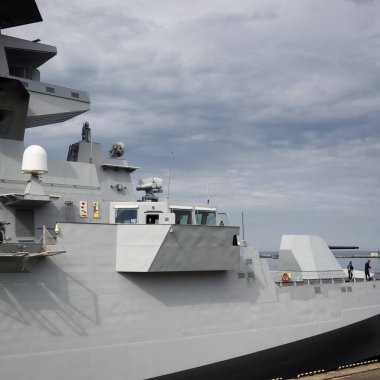 GDYNIA - POLAND - 2021: İtalyan Donanması güdümlü füze fırkateyni liman iskelesine demirli