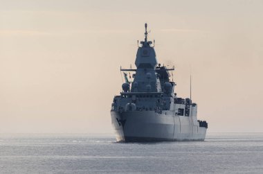WARGeIP - güdümlü füze fırkateyni limana akıyor
