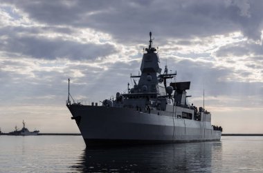WARGeIP - güdümlü füze fırkateyni limana akıyor