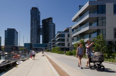 GDYNIA / POLAND - 2021: SEA TowER kompleksinin modern mimarisi ve YACHT Park mülkünün prestijli bir ilçesi