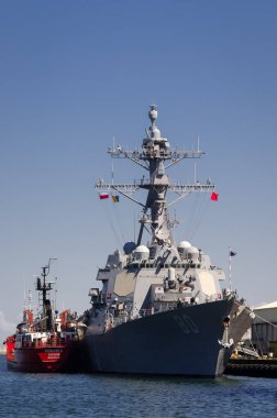 GDYNIA - POLAND - 2021 ABD Donanması güdümlü füze destroyeri liman iskelesine demir attı