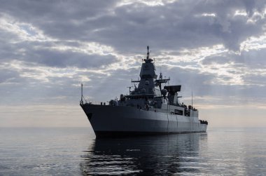 WARGeIP - güdümlü füze fırkateyni limana akıyor
