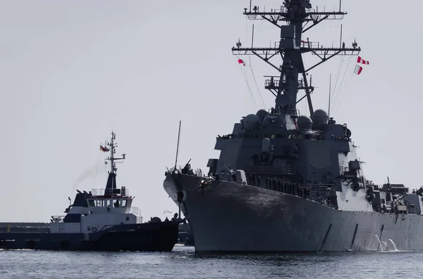 Warship Amerikaanse Marine Geleide Raketvernietiger Manoeuvres Haven Bijgestaan Door Een — Stockfoto