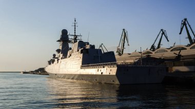 WARGeIP - İtalyan Donanması güdümlü füze fırkateyni liman iskelesine demir attı