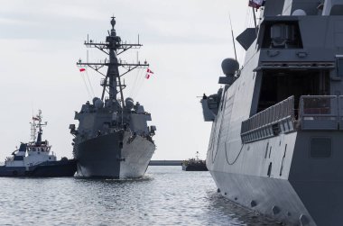 Bir İtalyan firkateyni ve liman iskelesine demirlemiş bir Amerikan destroyeri. 