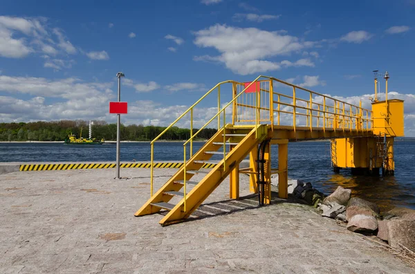 航行安全设施 安装在防波堤上的港口基础设施 — 图库照片